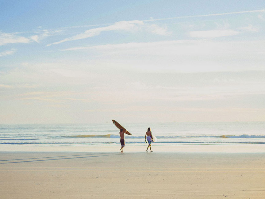 two-surfers-surf-yoga-retreat